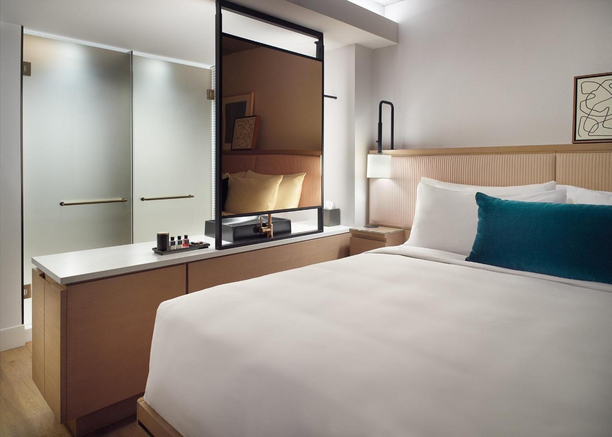 Artist Tower Studio Room 1 Queen Bed