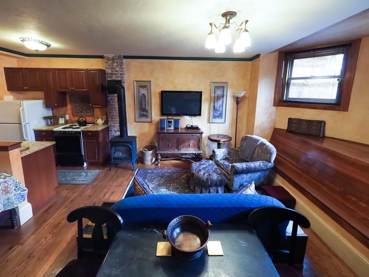 Deluxe Queen Studio