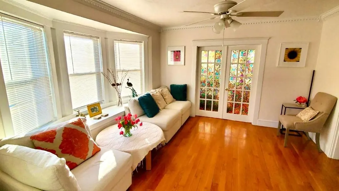 Near Train Station Gorgeous 3-Bedroom Apartment With Patios-1