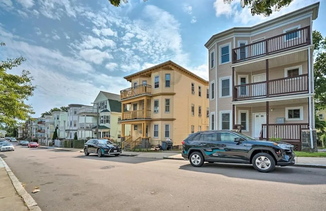 Astonishing 4Br Bright *Apt With Modern Amenities!-1