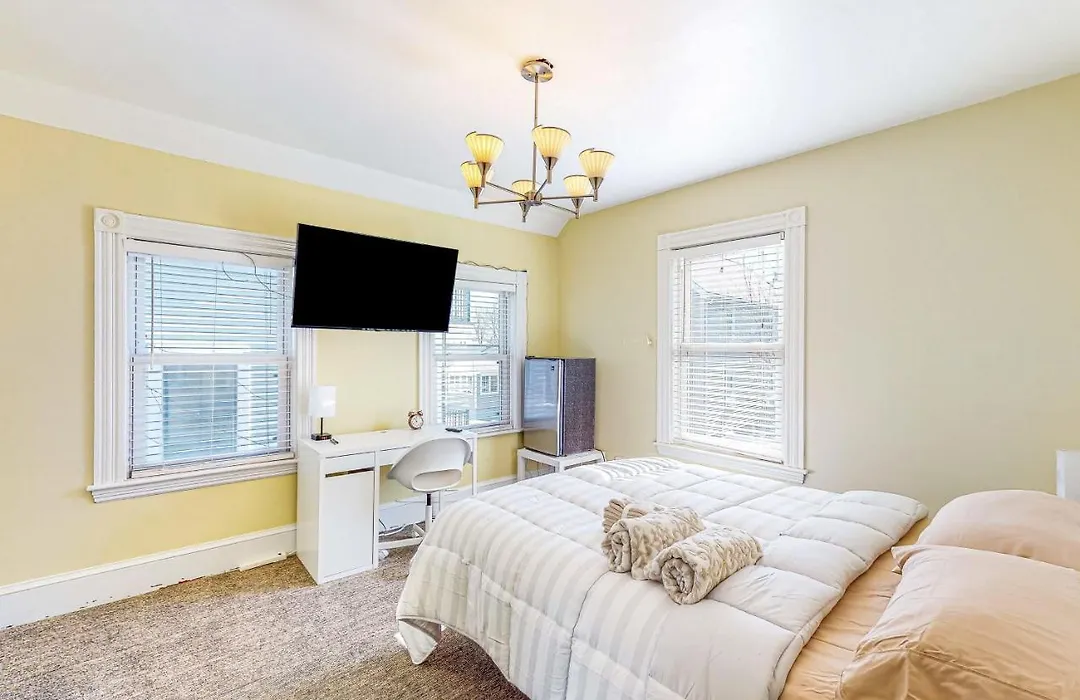 3Br Victorian Getaway With Loft, Near The Bay-1