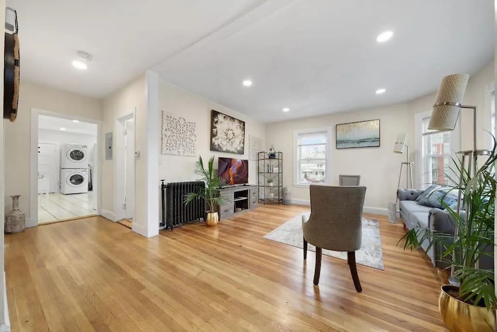 5Br 2Bh Bright & Spacious Apt In Brighton-1
