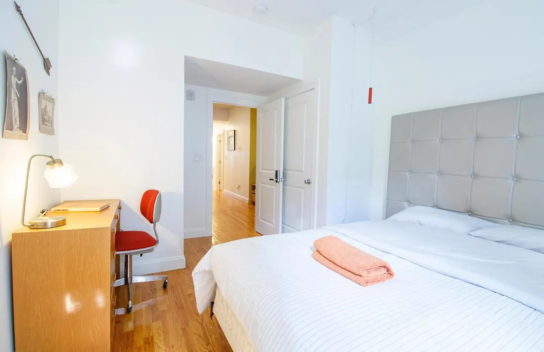4Br 1,5Bh Sunny Apt In Roxbury-1
