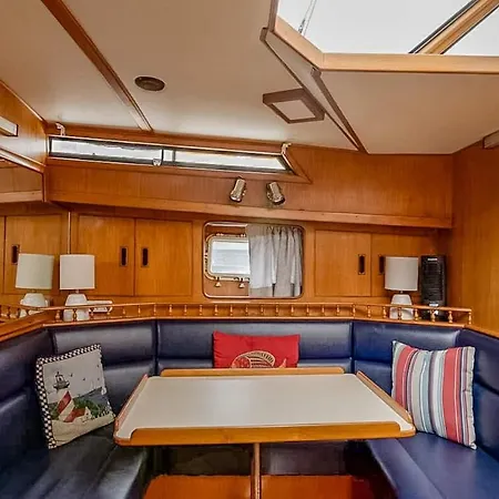 2Br Spacious & Comfy 43' Yacht - Heat & Ac - On The Freedom Trail - Best Nights Sleep-2