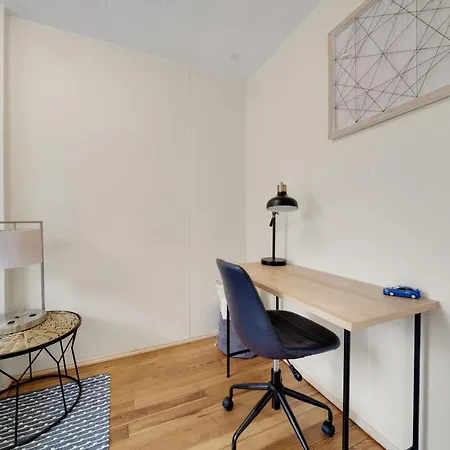 5Br 2Bh Bright & Spacious Apt In Brighton-2