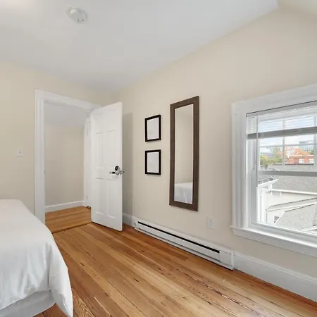 5Br 2Bh Bright & Spacious Apt In Brighton-3