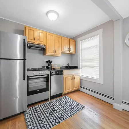 Easy Commute South Boston 4Br 1Bh Apt-2