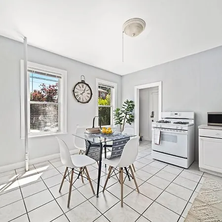 Cozy Up In 5Br Apt Near Charming Oak Square-3
