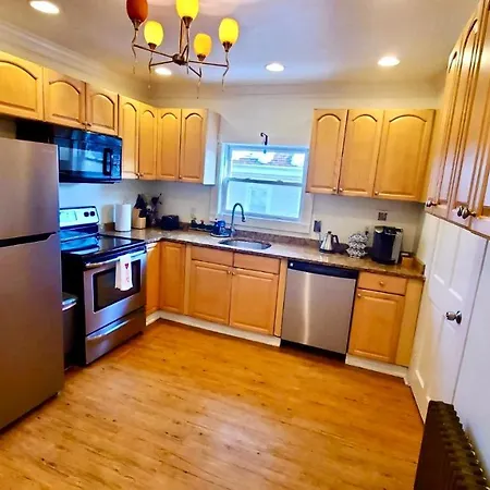Near Train Station Gorgeous 3-Bedroom Apartment With Patios-2