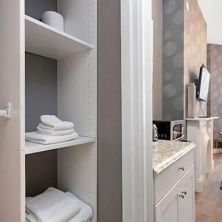 1-31 Excellent Location, Walk Everywhere Sleeps 3-3