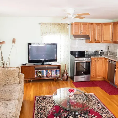 Modern Beautiful Apartment-5 Beds-Full Kitchen-Parking-Super Clean-Great For Groups-2