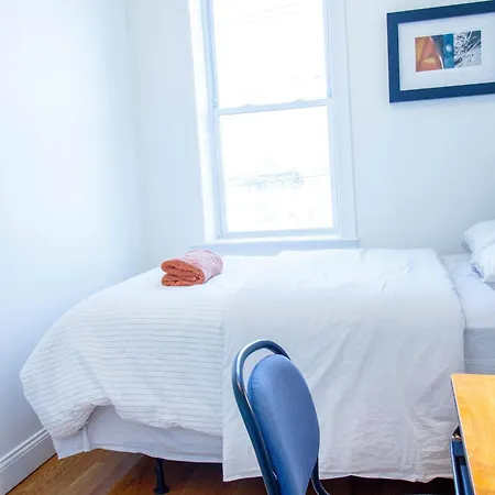 4Br 1,5Bh Sunny Apt In Roxbury-3
