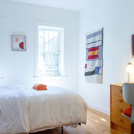 4Br 1,5Bh Sunny Apt In Roxbury-2
