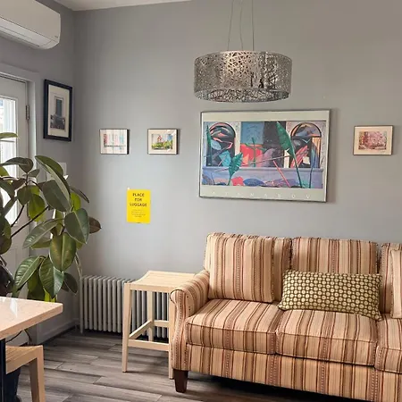 Private Rooms, Shared Bath In A Private Home Minutes From Logan Airport-3